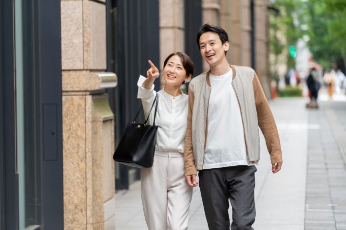 楽しそうにデートするカップル