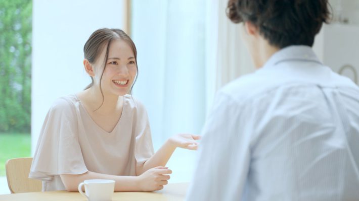 雑談するカップル