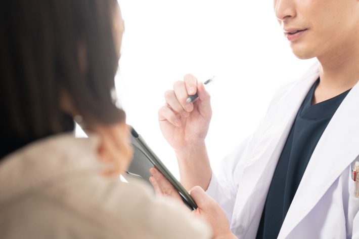 診察を受ける女性