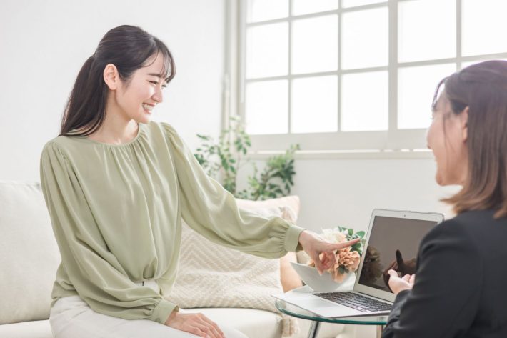 担当者の話を聞く女性