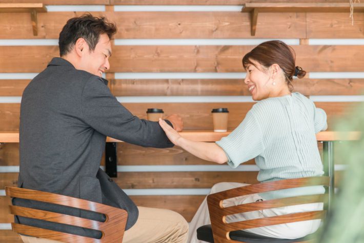 楽しそうにデートする女性