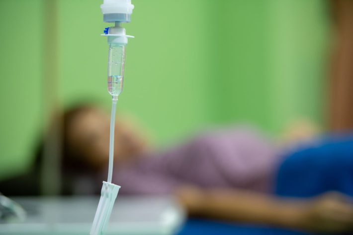 点滴を受ける女性