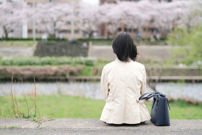 桜を眺める女性