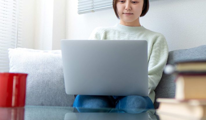 パソコンをいじる女性