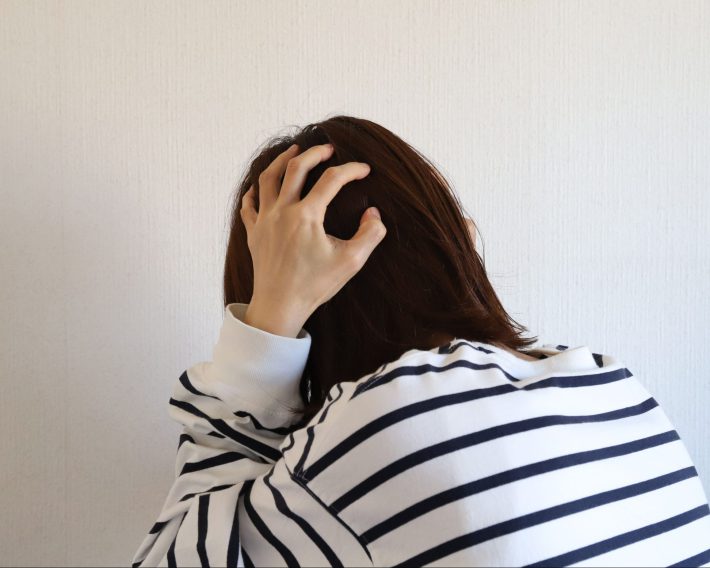 頭を抱える女性