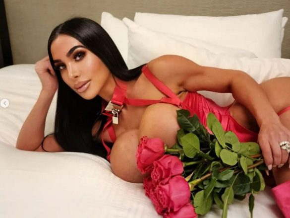 キム・カーダシアンのそっくりさんとして知られたアシュテン