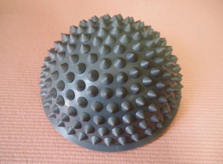 パッケージの中に入っているバランスボールは、手のひらに乗るコンパクトなサイズ