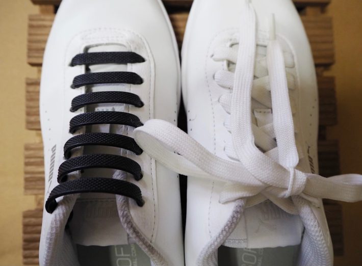 （左）「結ばない靴紐」ブラック、（右）いつもの靴紐