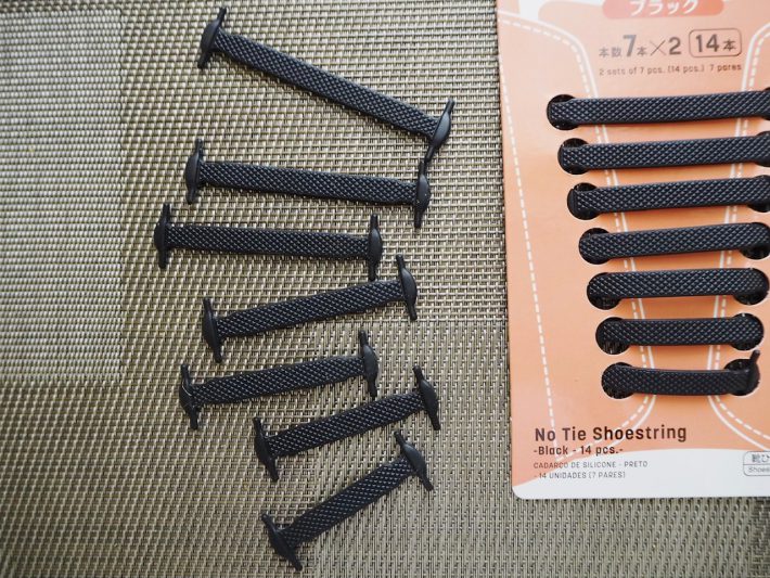 つま先（下）に向かうにつれて短くなってる