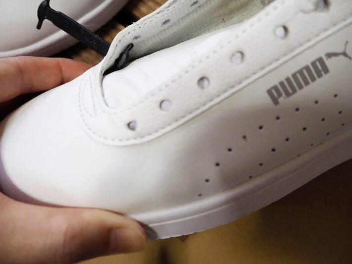 「結ばない靴紐」の先端をシューホールに挿し込む