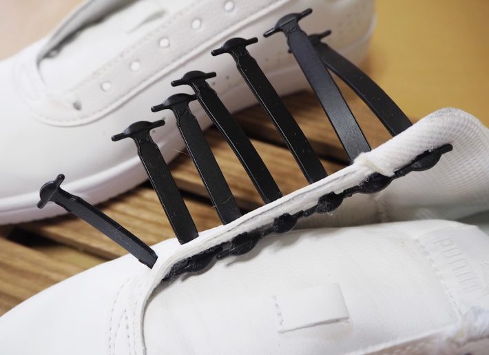 片側のシューホールすべてに挿し込む