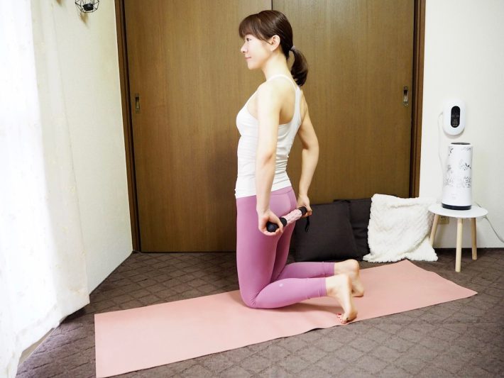 エクササイズ棒でお尻をマッサージ