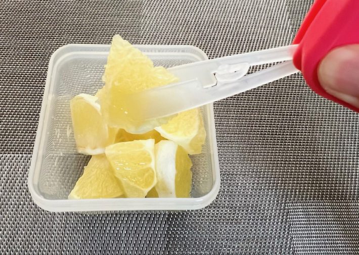 カットフルーツは優しくつかむ