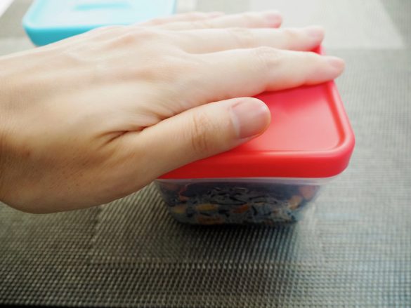 ふたをするときはトング付きのままでOK