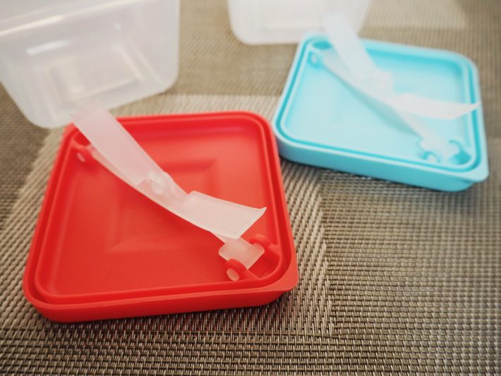 ふたの裏にミニトングが付いてる