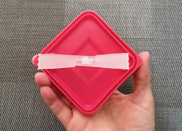 ふたの部分を手で持つ