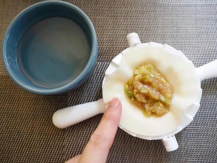 餃子の皮のフチを水で濡らす