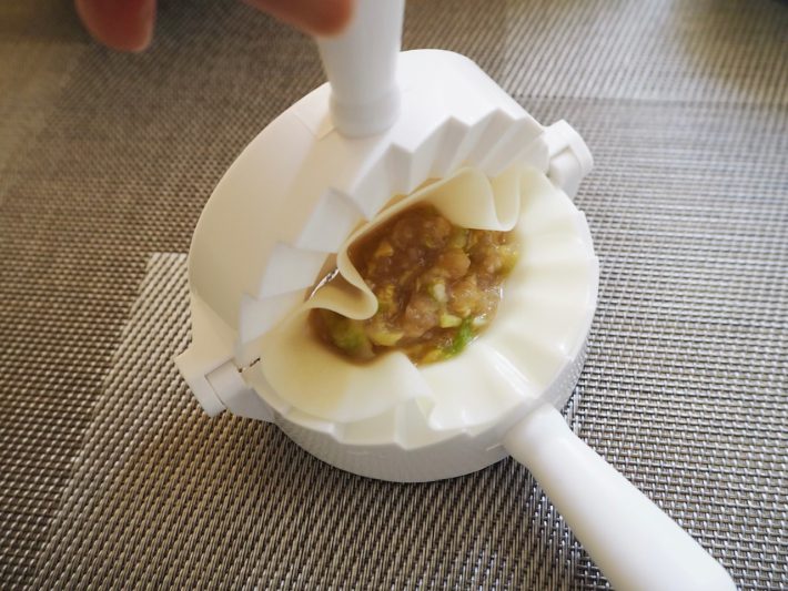 片側のハンドルを持ち、半分に折りたたむ