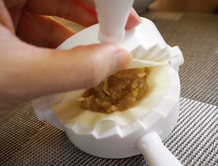 上側の皮を手で押さえながら折りたたむのがコツ