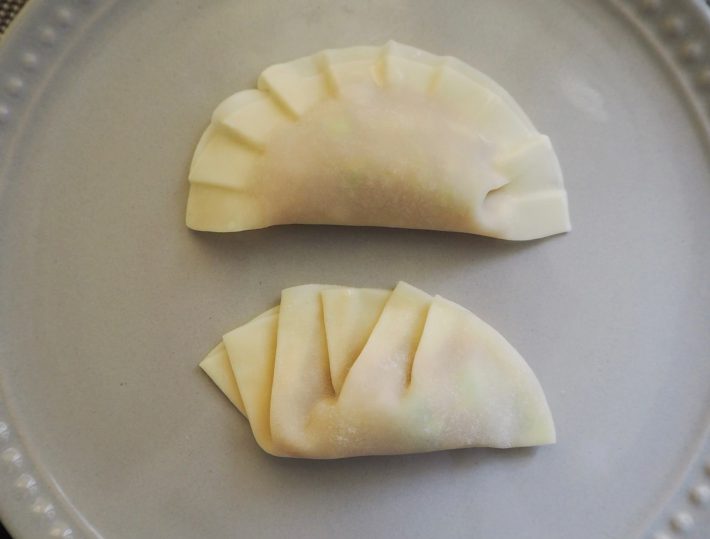 （上）「かんたん餃子」で作った餃子、（下）筆者が自分で包んだ餃子