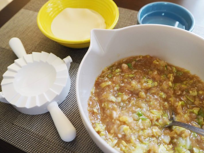 餃子の皮と具（餡）、水を用意