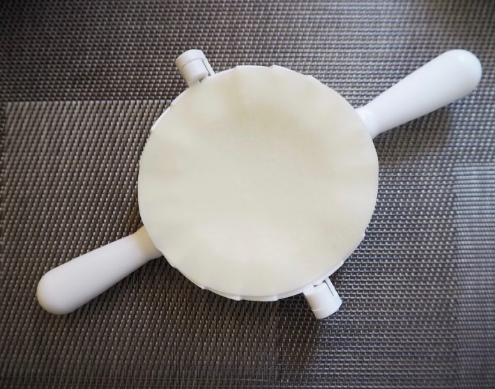 開いた本体に餃子の皮を置く