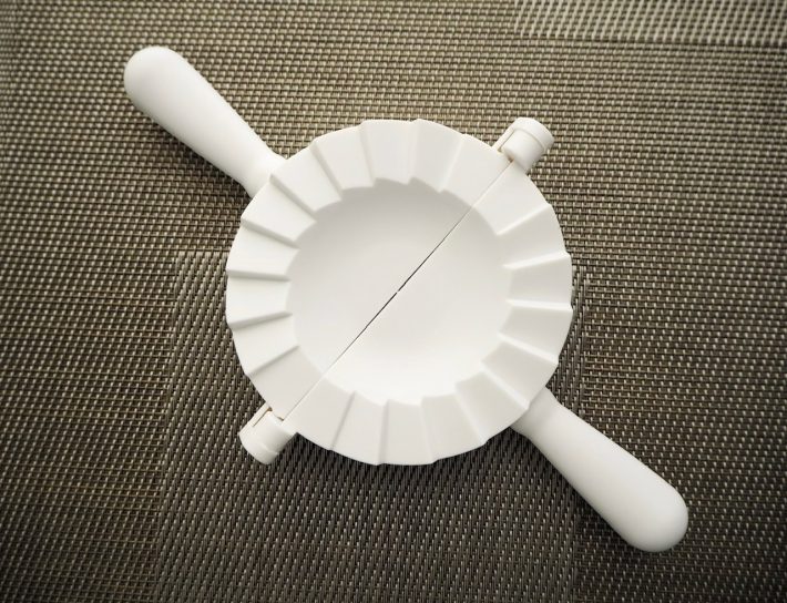 片側のハンドルを持って本体を開いてみた