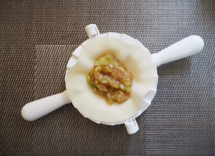 餃子の具を乗せる