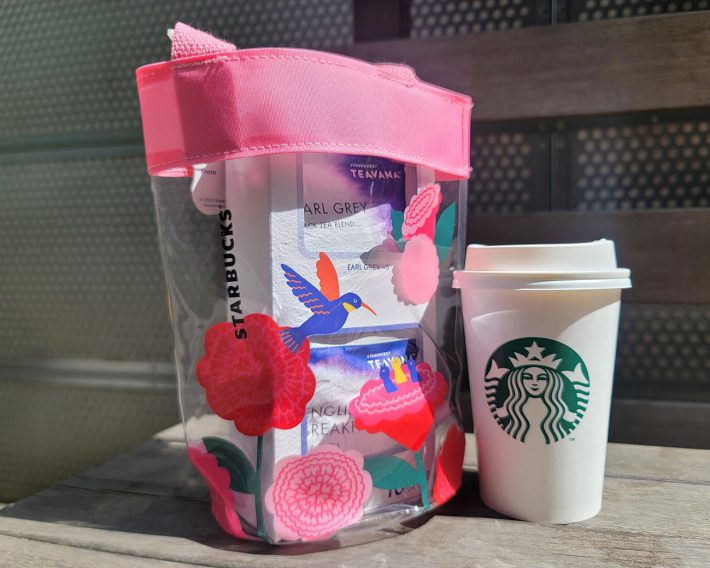 4月12日から先行販売された母の日向けデザイン。写真はスターバックス ティバーナ アソート 10袋入り ＆ バッグ　2500円