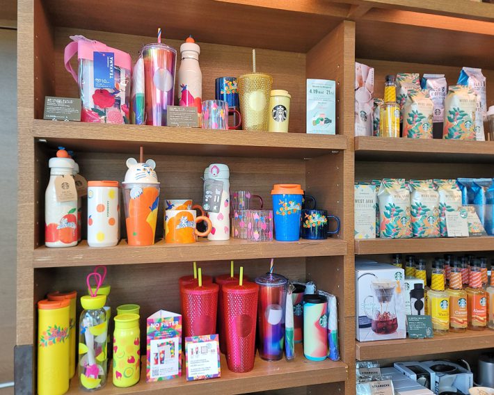 フルーツや動物柄のビビッドなタンブラーやカップがずらりと並んでいます