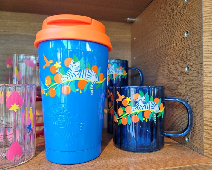 （左から）ステンレスTOGOロゴタンブラートラ355ml／3850円、耐熱グラスマグトラ296ml／2500円