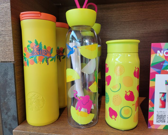 （左から）ステンレスボトルトラ473ml／4350円、シリコンストラップボトルメロン532ml／2200円、ステンレスミニボトルカラフルフルーツ 355ml／4250円