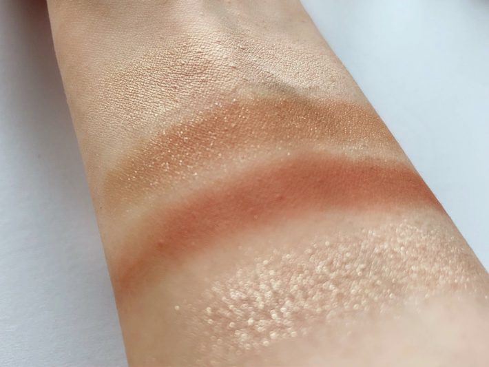 ななめからみると質感の違いがわかりやすい