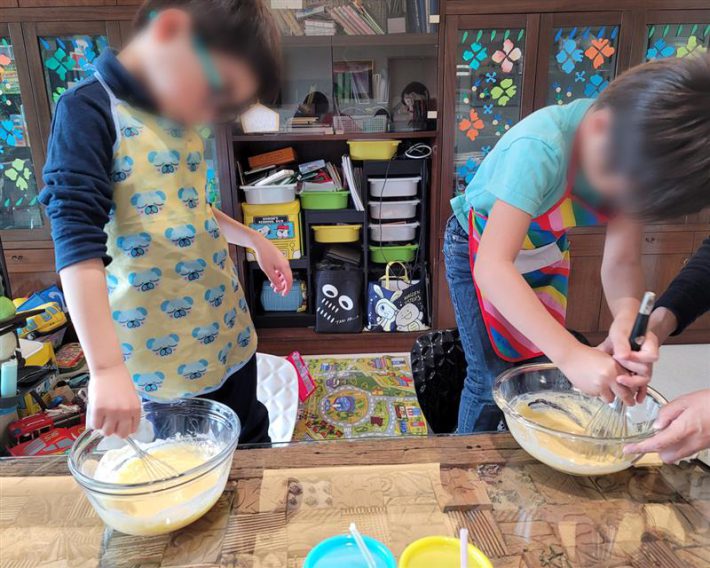 ケーキの生地を混ぜる時、気合を入れるために立ってやりだしました。このようなことを叱ったりしてはならないと考えています（当時5歳）
