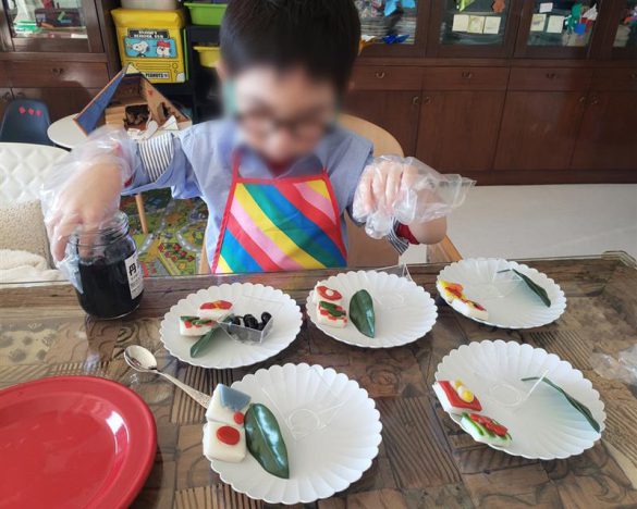 お正月におせちの盛りつけを手伝っています（当時4歳）