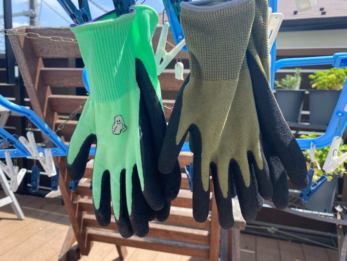 左：ワークマン背抜き手袋　右：ダイソー背抜き手袋