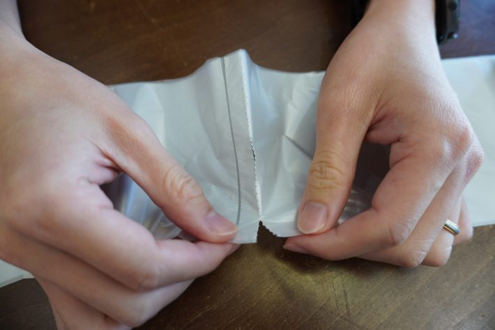 ミシン目部分を手で切り取って使う