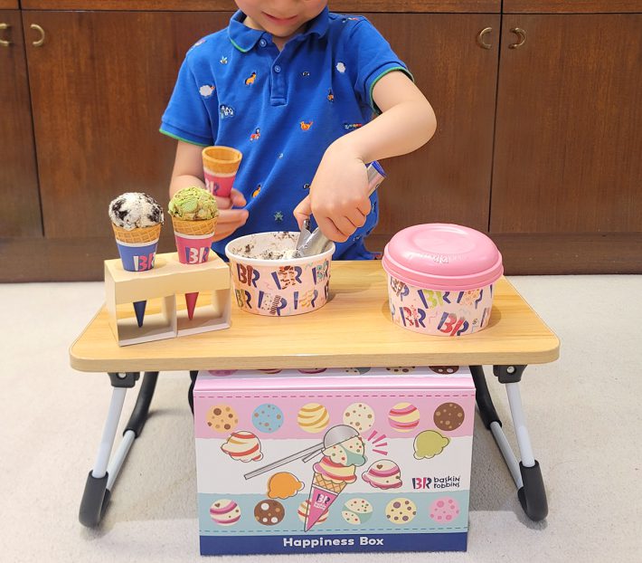 我が家でアイスクリーム屋さんを開いている様子。お店の名前を「サーティワンハピネス店」と、息子が命名しました