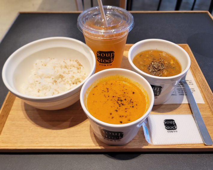 ある日都内の店舗で注文した「スープとカレーのセット（イートイン）」は、1590円でした。価格は店舗ごとに変わります