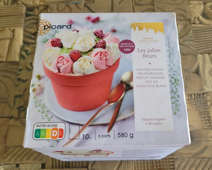 これは絶対映える！と一目惚れしてしまった冷凍食品専門店「ピカール」のジョリ・フルール（バニラムースと赤いフルーツのケーキ）※¥2,999(税込・執筆時の販売価格)