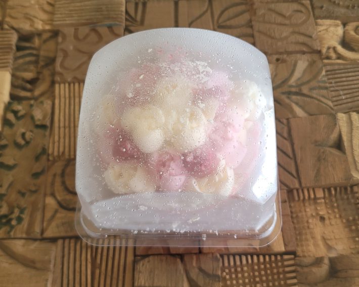 箱を開けると、プラスチック製のパッケージに包まれた状態で商品が入っています