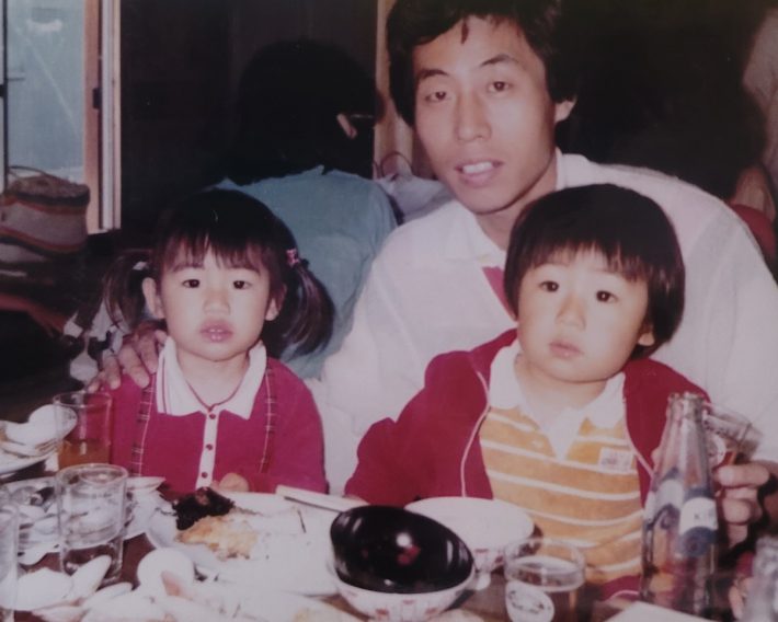 子ども二人と父。父は商社で働いていたので、海外出張も多く、平日の育児は母が中心。育児負担があったはずなのに、母は父のことを陰で悪く言うことはなく、おかげで私は父との時間が大好きでした