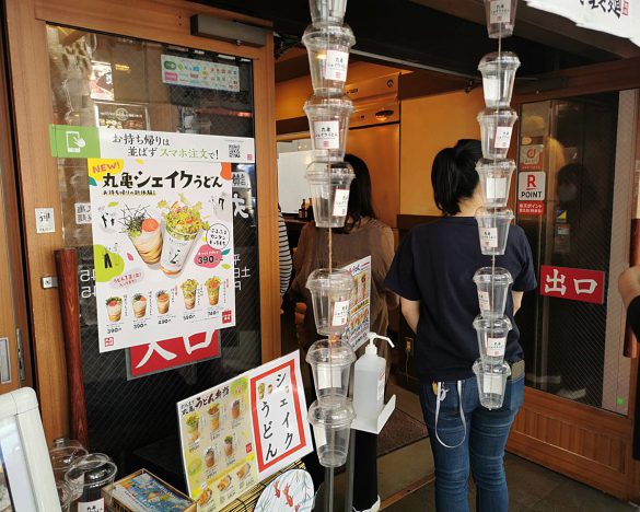 丸亀シェイクうどん発売初日、店頭には長い行列ができていました