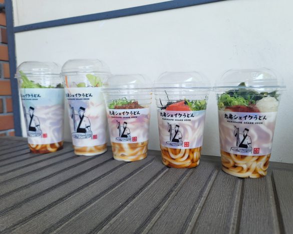 （左から）「ごまだれサラダうどん」590円、「ピリ辛担々サラダうどん」740円、「ピリ辛担々うどん」 490円、「明太とろろうどん」390円、「梅おろしうどん」390円