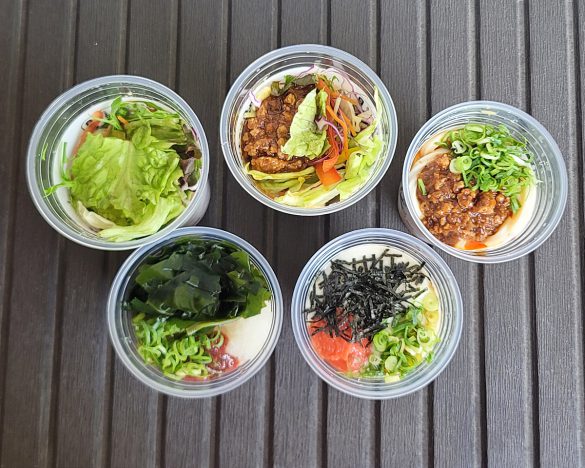 シェイクする前の状態。うどん、だし、具材が層状に美しくトッピングされています