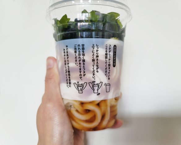 カップ裏面にシェイクの方法が丁寧に書かれています