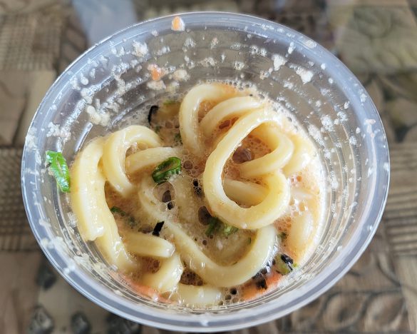 「明太とろろうどん」を20回シェイクした状態。見事な混ざり具合に驚きました