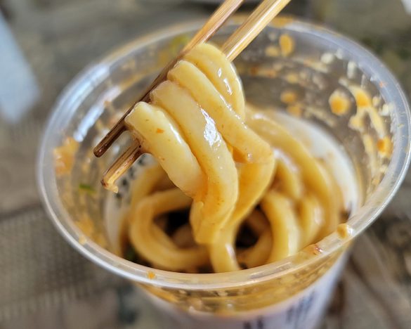「ピリ辛担々うどん」は濃厚な味わいで夏のレジャーにピッタリ
