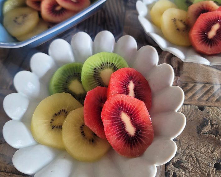 宝石のルビーのような鮮やかな赤い果肉に驚きます