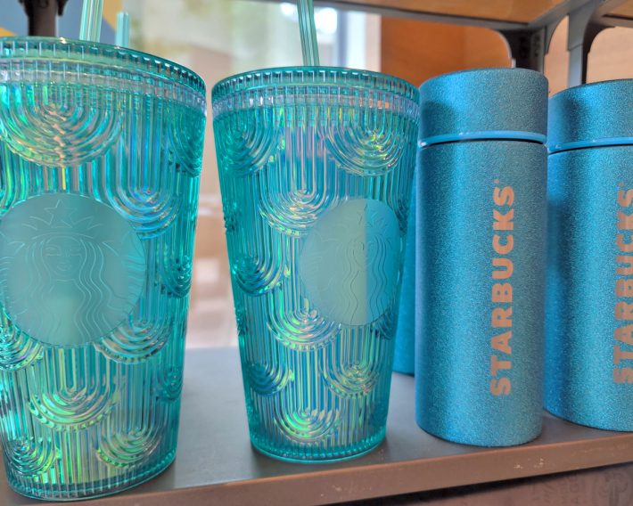 左から「コールドカップタンブラーウェイブブルーグリーン473ml」（2300円）、「ステンレスボトルグリッターブルー355ml」（3700円）